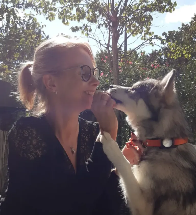 Isabelle, fondatrice de La Pension d'Isa, avec un chien pensionnaire